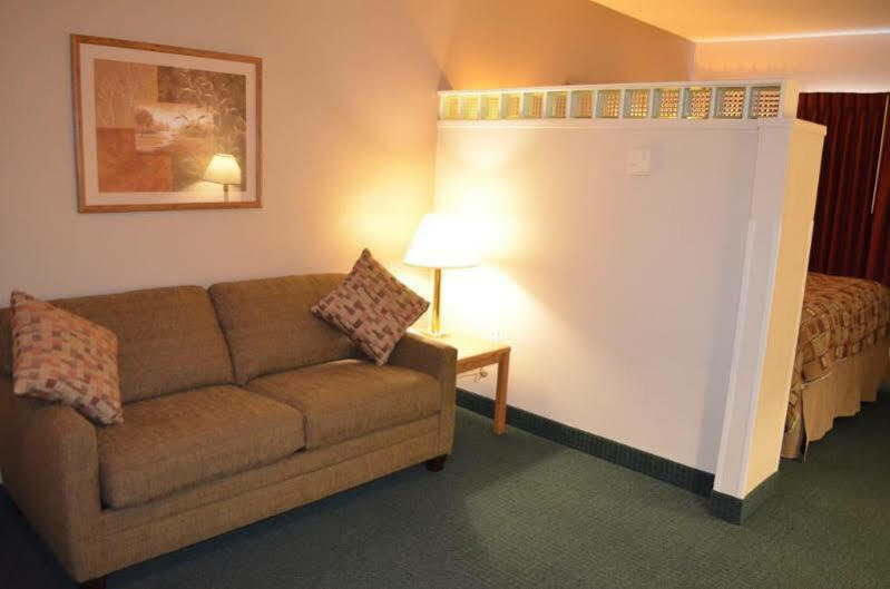 Days Inn & Suites By Wyndham Madison Exterior photo
